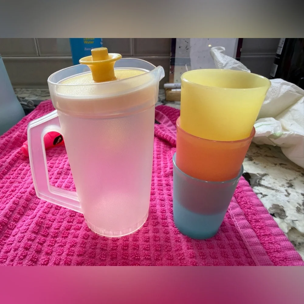Tupperware mini kids play Frosted Pitcher with Yellow Lid and 3 Stacked Tumblers